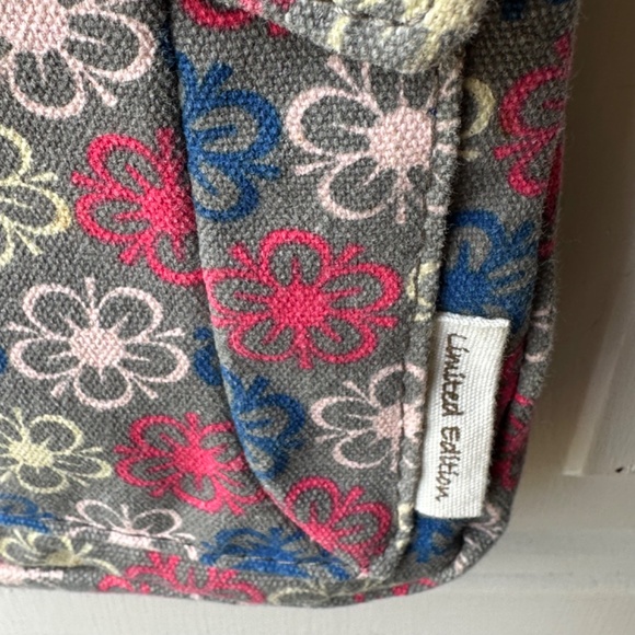Kavu Canvas Small crossbody. Flower Print. Limited Edition. - Picture 4 of 14